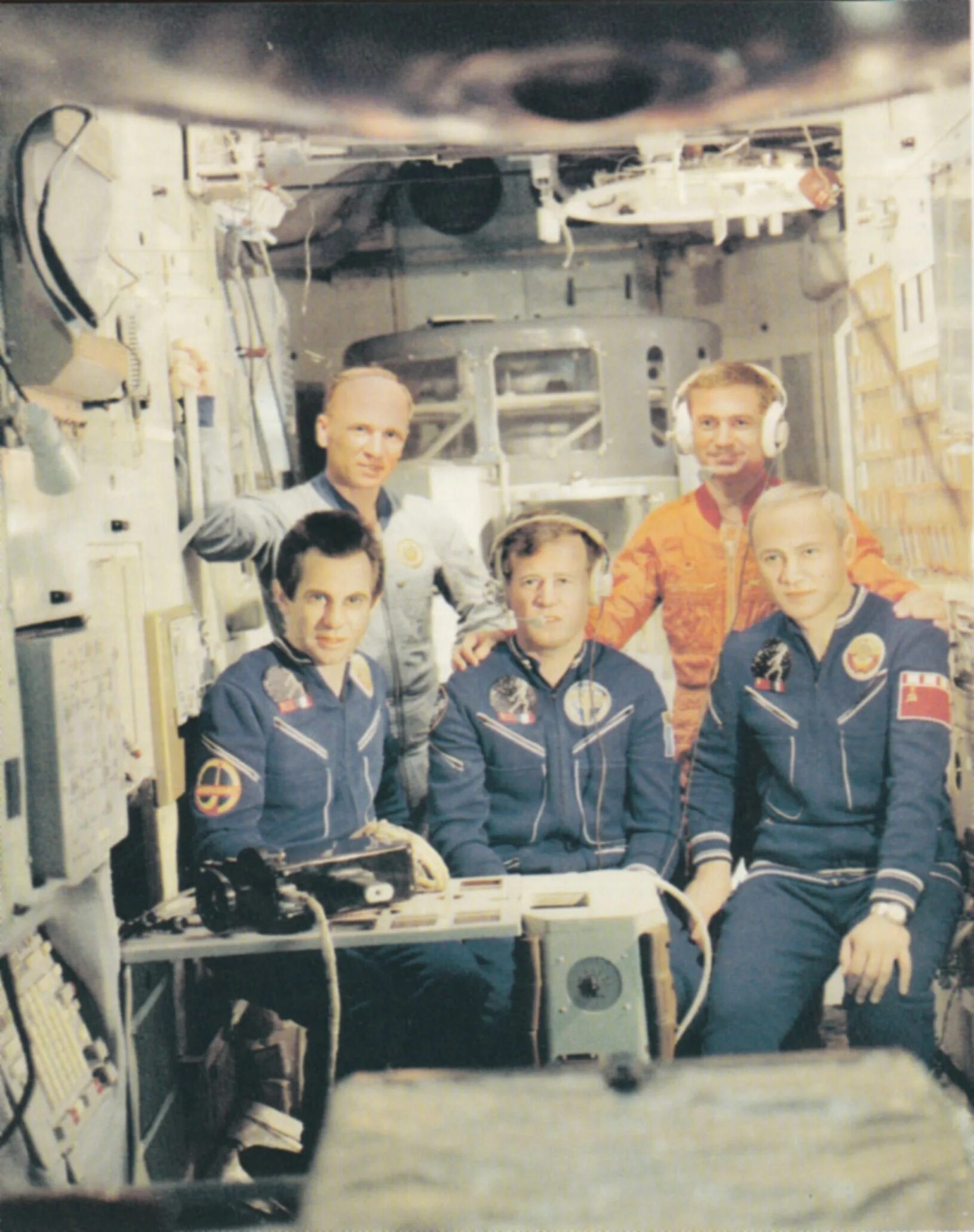 Мкс-64. Кейт рубенс астронавт. Международный экипаж. Джанибеков иванченков кретьен. Экипаж союз мс 17 кэтлин.