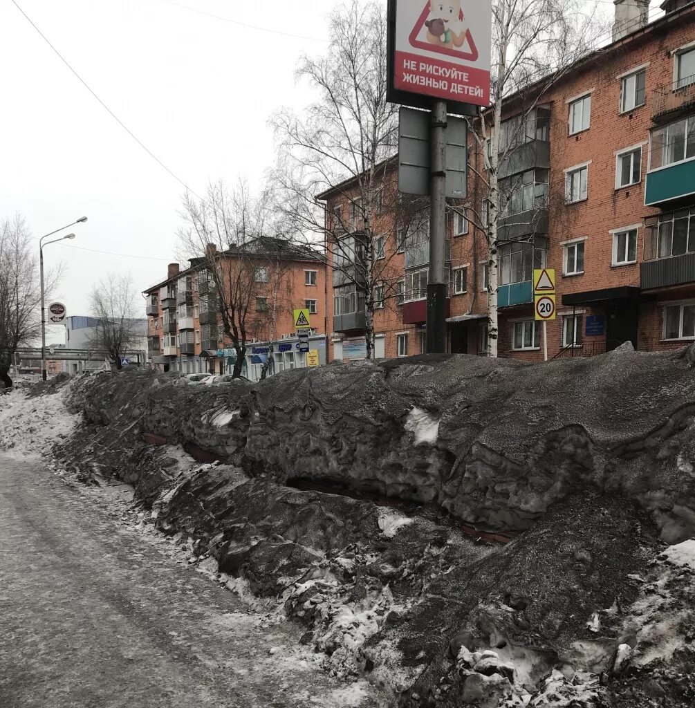Черный снег город. В прокопьевске выпал черный снег. Киселевск черный снег. Угольная пыль мурманск. Черный снег в карабаш.