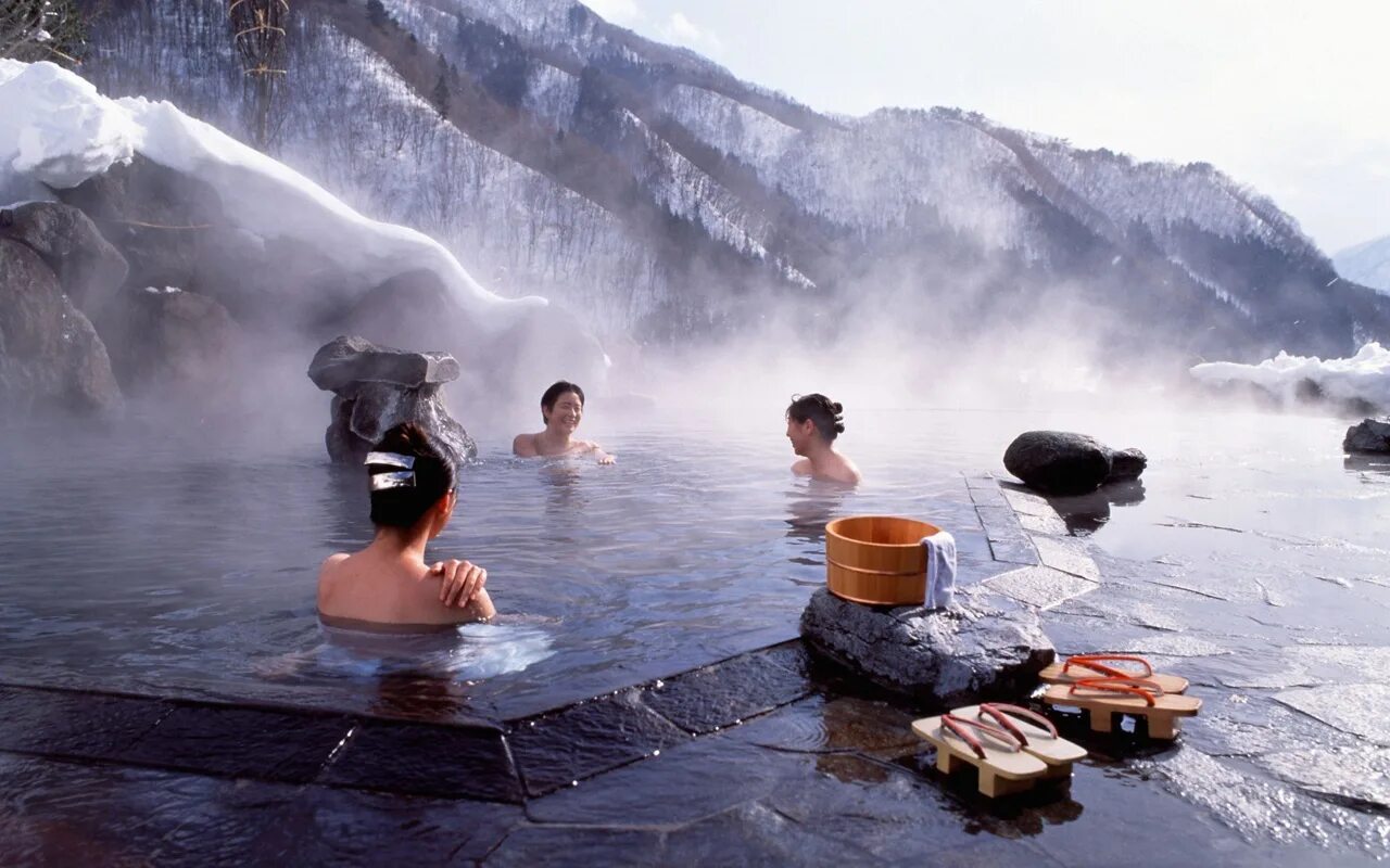 При температуре можно горячую ванну. Онсен Япония горячие источники. Японская баня онсэн. Геотермальные бани онсэн (Япония). Японский онсен в горах.