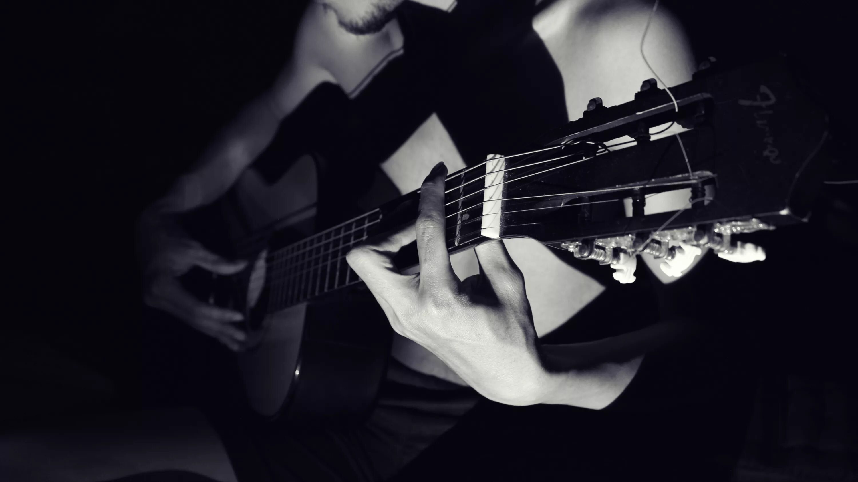 Песни на гитаре мужчина. С гитарой в темноте. Мужчина с гитарой. Человек с гитарой в темноте. Гитара картинки.