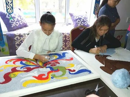 Ол шұлықтарын трусигіне жайып жіберді