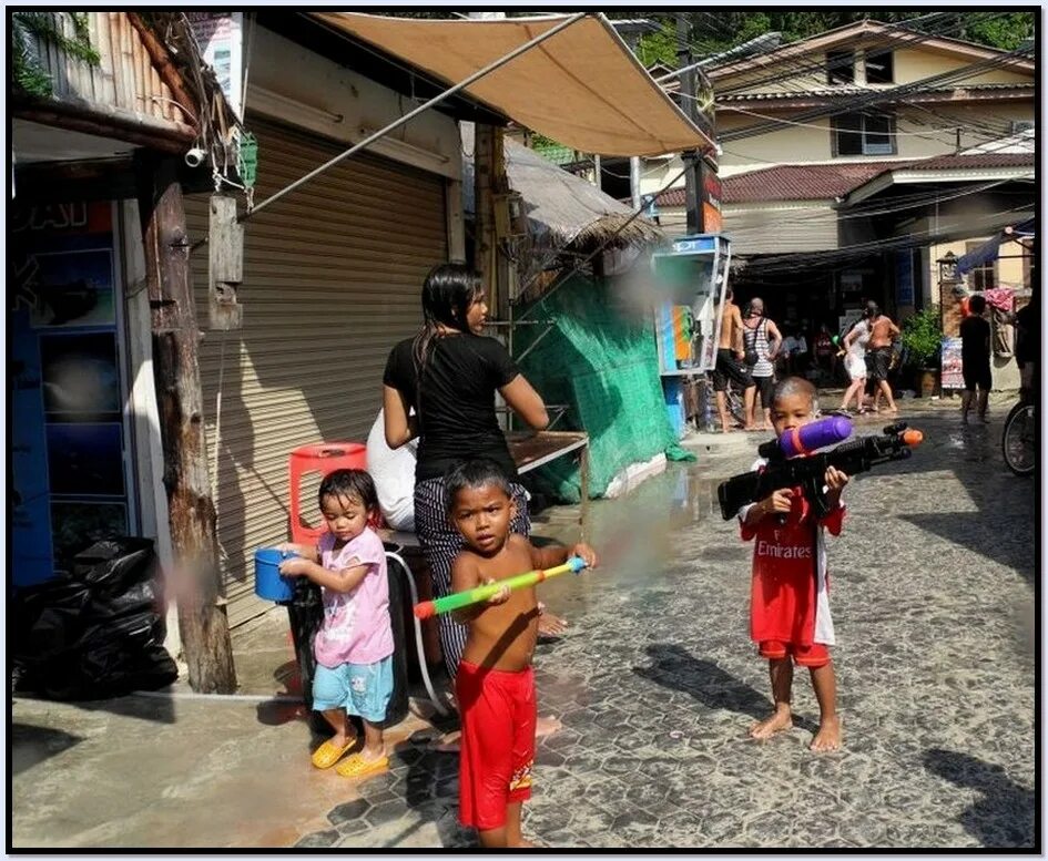 Маленький мальчик пи пи. Лук пи пи. При девочках. Голодные игры китнисс с луком. Мальчики дошкольники пипи.