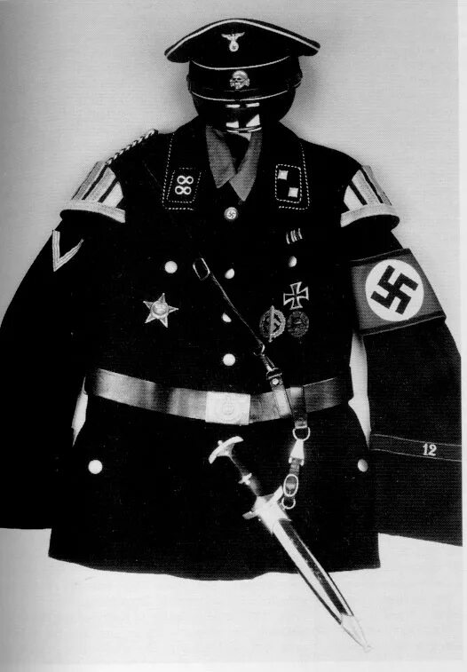 Немецкие солдаты сс второй мировой войны. Форма сс и нквд. Женщины в форме гестапо. Немецкая форма. Человек в форме сс.
