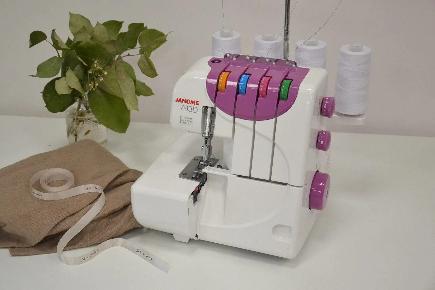 Оверлок leader vs 340d заправка нитей пошагово. Merrylock трехниточный. Оверлок aurora 700d. Оверлок 2022. Оверлок merrylock 010.