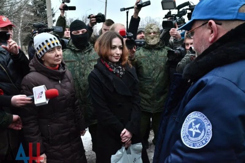 Украинские солдаты сдаются. Украинские снайперши в плену. Пленные женщины украины. Пленные украинские женщины военнослужащие. Пленные женщины украины.