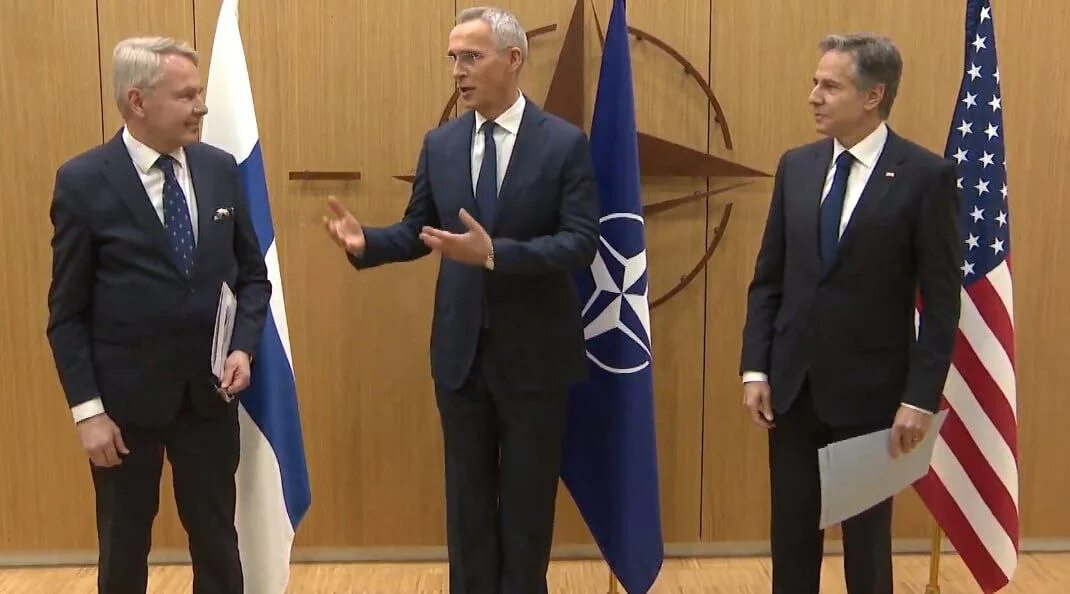 Финляндия в НАТО. Церемония вступления Финляндии в НАТО. Финляндия официально вступила в НАТО. Столтенберг Блинкен Финляндия. Швеция стала членом нато