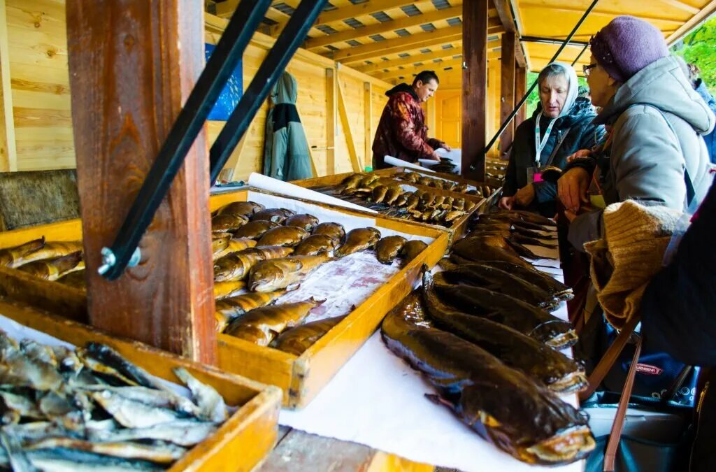 Где рыбный рынок на волне. Рыбный рынок на Селигере. Рыбный рынок на Селигерской. Сувениры из Селигера. Селигер рынок рыбы.