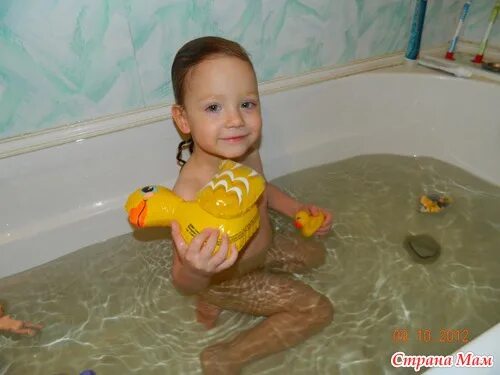 купается в ванной. дочка купается. доченька купается. дочурка купается. малыш купается в ванне.