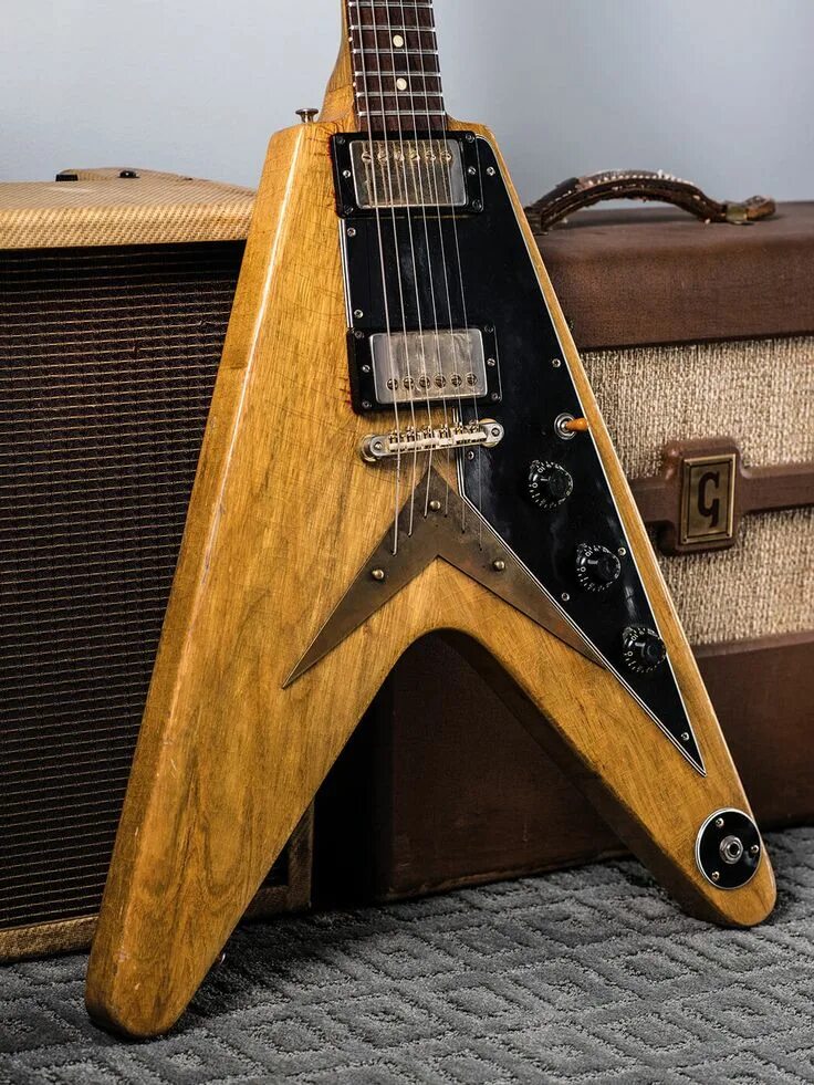 Мир электрогитар. Гитара Гибсон Flying v. Электрогитара Gibson Flying v. Gibson Flying v Sunburst. Gibson 59 Flying v reissues.