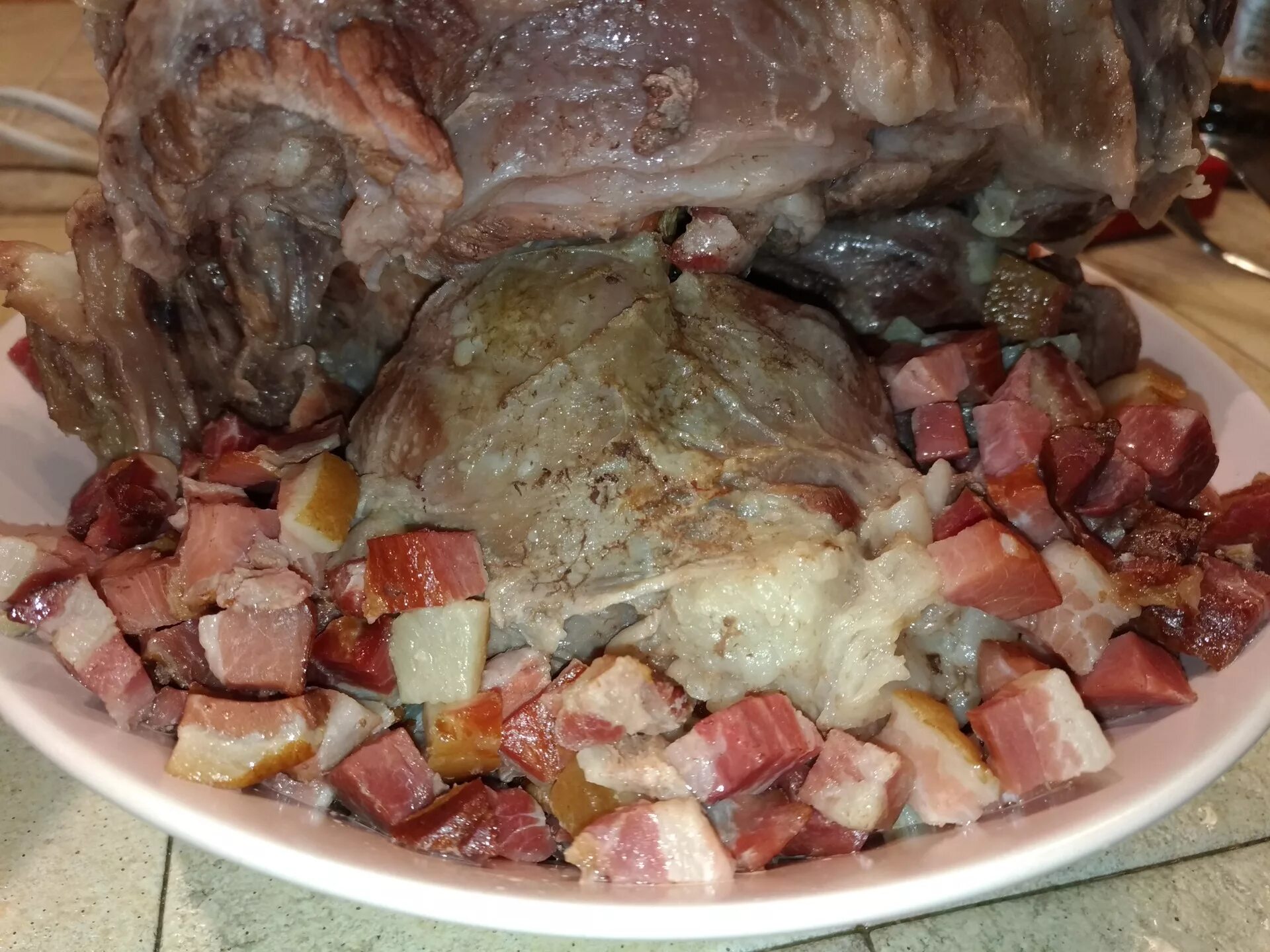 Рулька голяшка говяжья. Тушеная телячья голяшка. Телячья голяшка томленая. Голяшка говяжья. Говяжья голяшка на кости рецепт.