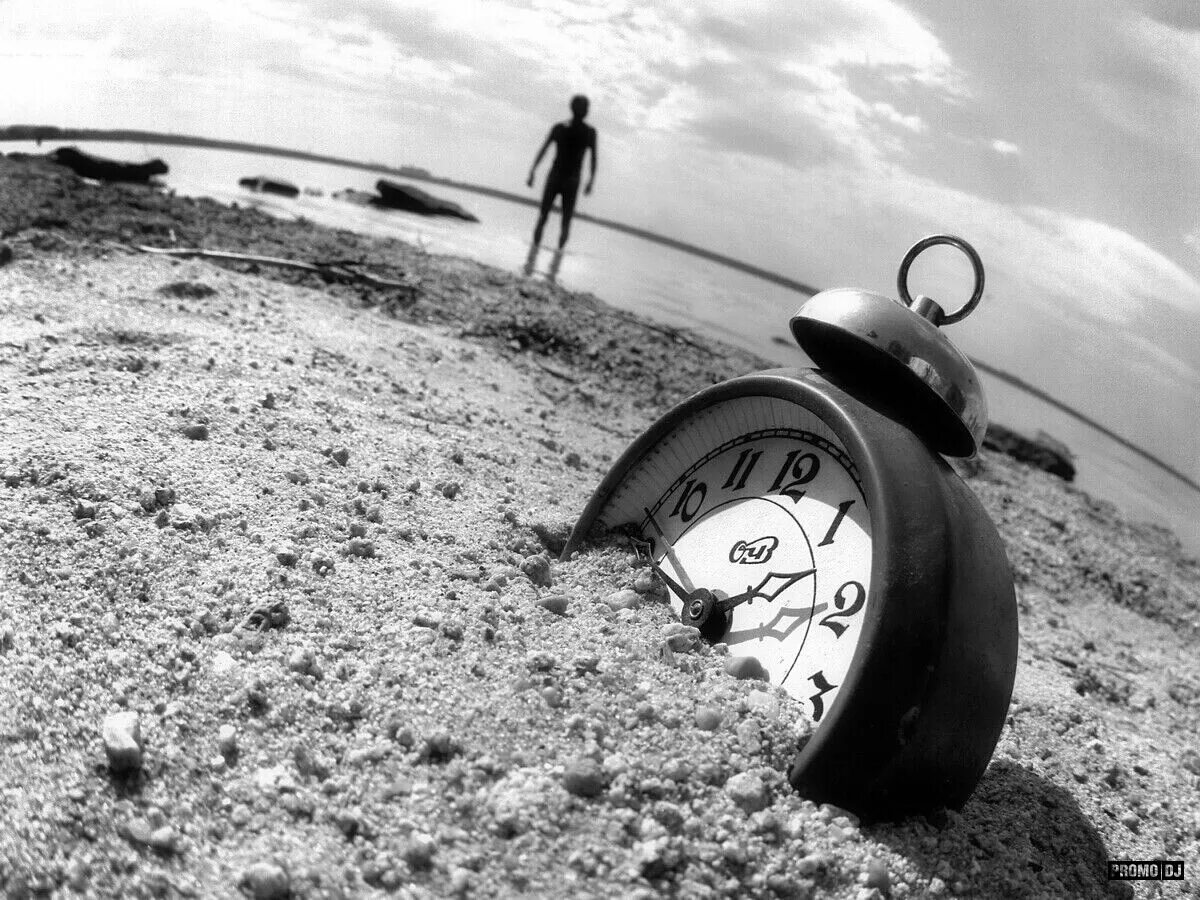 Жизнь это время любить. Быстротечность жизни. Часы в прошлое. Прошлое картинки. Черно-белая жизнь.