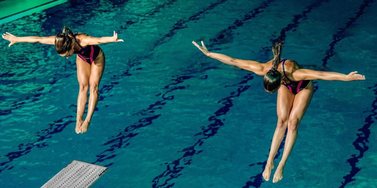 Плавать под водой. Singing swimming diving. Ласты для плавания. Дети подтводой в бассейне. Прыжки в воду картинки.
