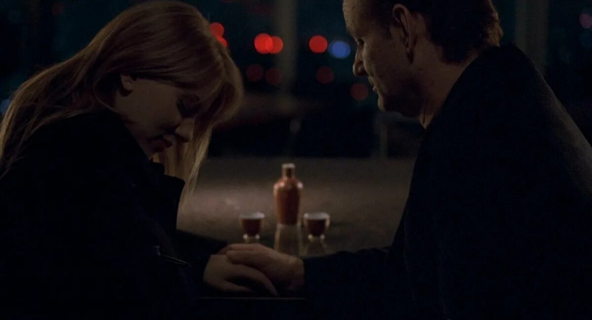 Losing translate. Билл мюррей и скарлетт йоханссон. Lost in translation 2003. Трудности перевода 2003 постер. Трудности перевода.