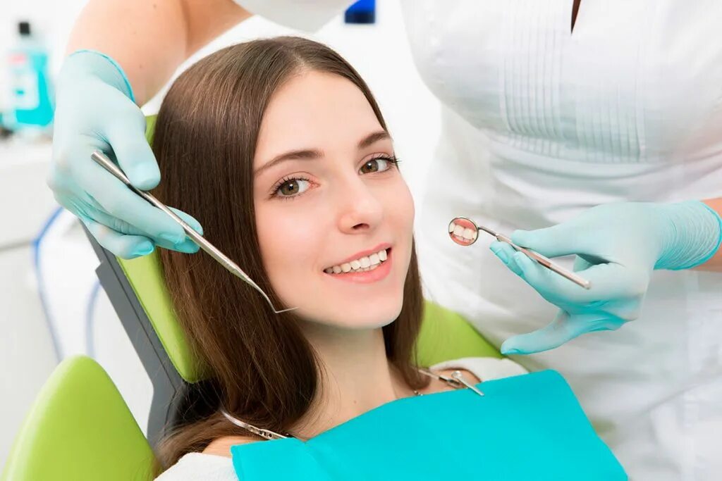 Центр здоровья зубов. Девушка стоматолог. Лечение зубов. Красивая девушка стоматолог. Терапия стоматология.