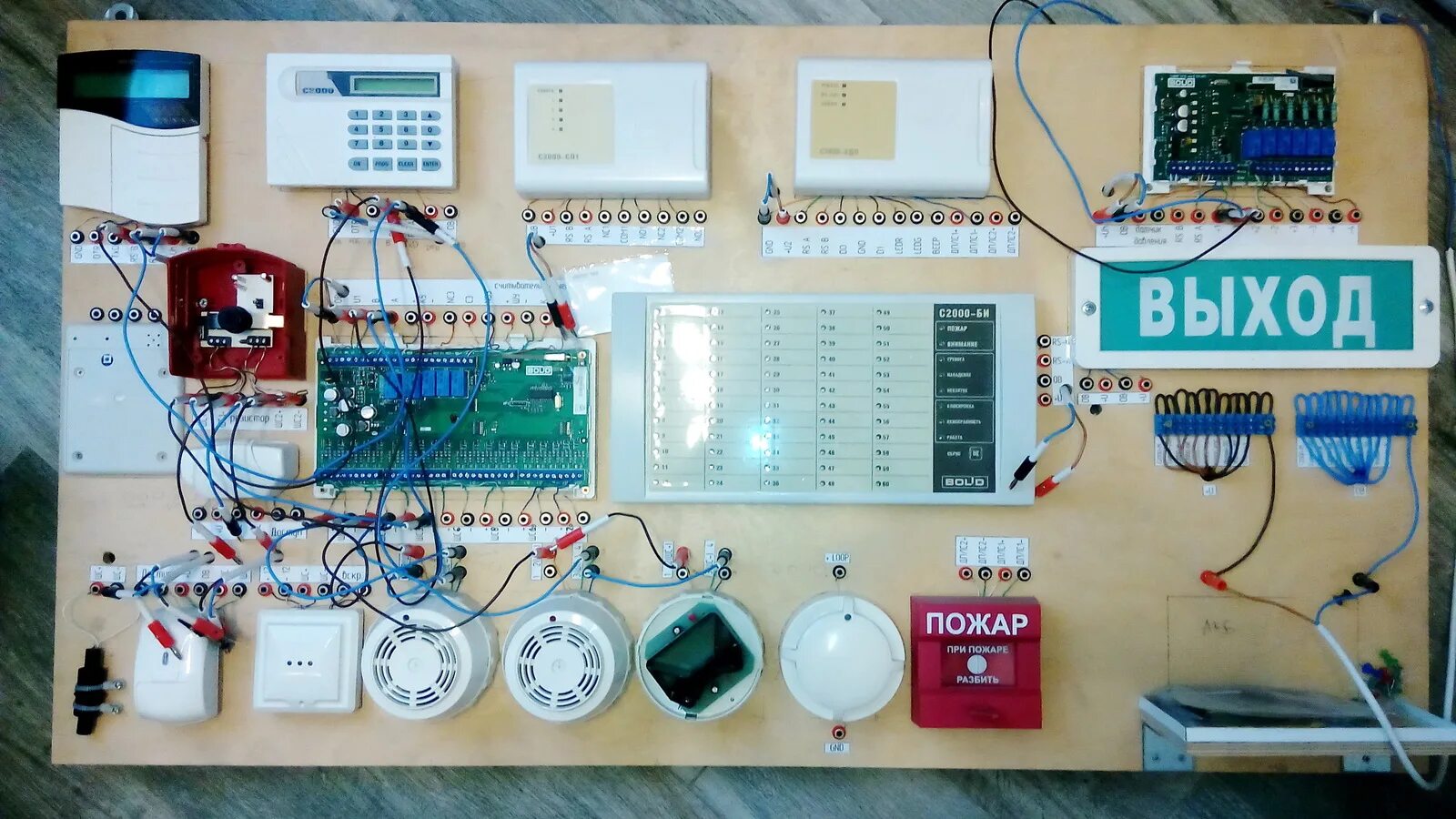 Стенд охранно-пожарная сигнализация. Стенд пожарной сигнализации. Стенды по пожарной сигнализации. Учебный стенд по пожарной сигнализации.