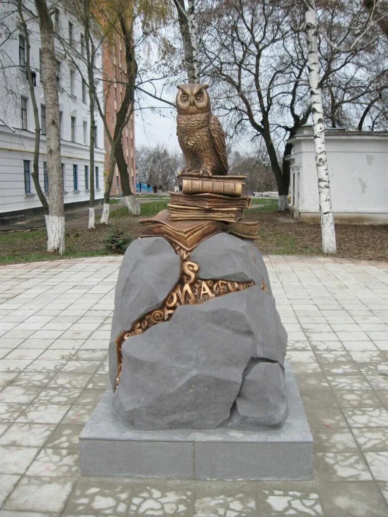 Необычные скульптуры. Необычные памятники науки. Памятник науке. Лист мебиуса памятники. Памятники примечательности томска.