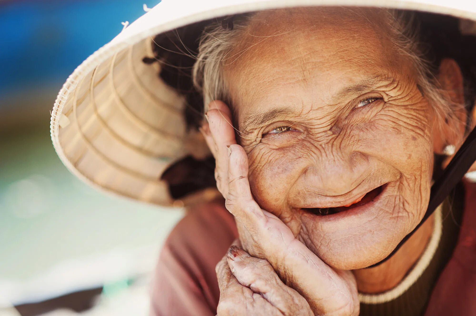 Старые без зубов. Улыбка пожилой. Старый человек. Бабушка с морщинами. Бабушка улыбается.