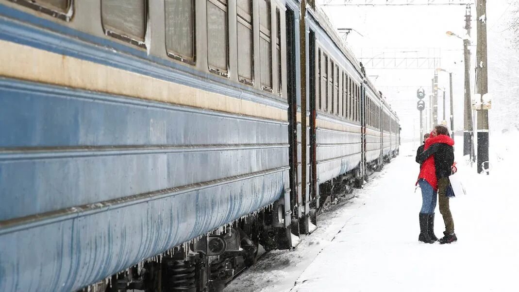 Будут ли дополнительные поезда на юг. Белорусская железная дорога. Вспомогательный поезд. Роба БЕЛЖД. Мужчина опоздал на поезд зима.
