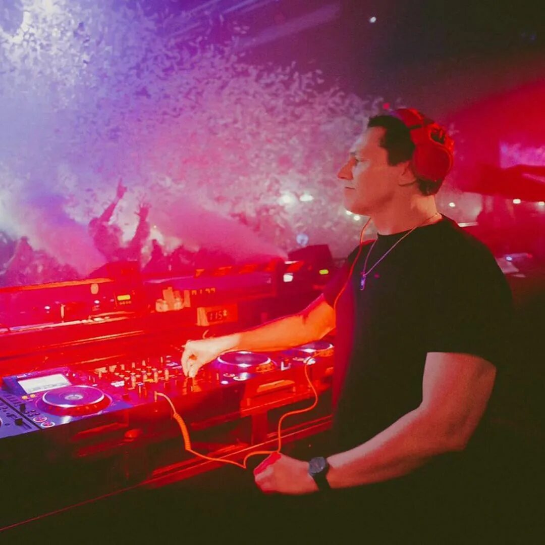 Tiesto like mike. Тиесто 2022. DJ Tiesto 2022. Тиесто 21.08.10. Тиесто 2022 папарацци.