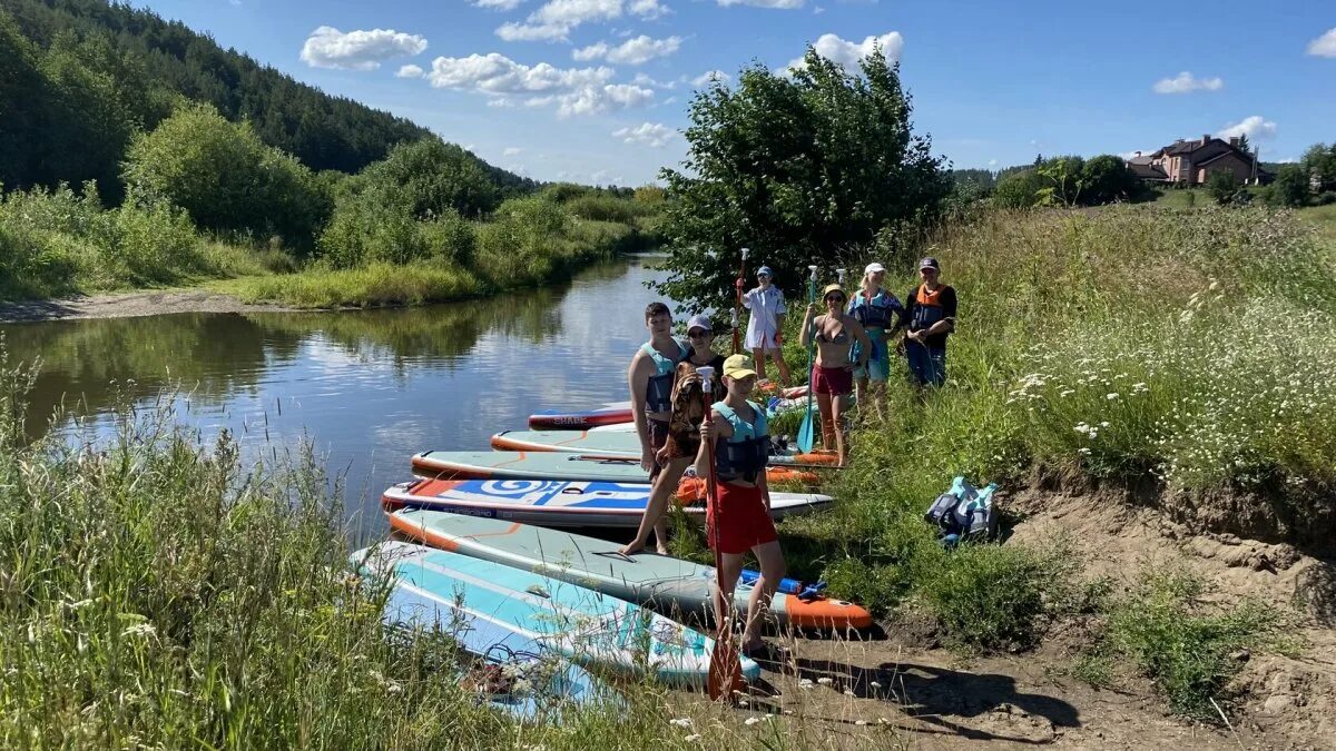 Пляж сысерть. Река. Сплав на сапах по реке. САП сплав по реке. Сплав по реке на сапе.