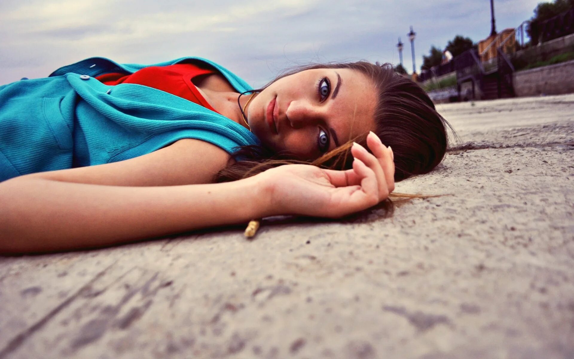 Девушка лежит на асфальте. Девушка лежит. Девушка лежит на дороге. Женщина лежит на улице. Девушка лежит на асфальте.