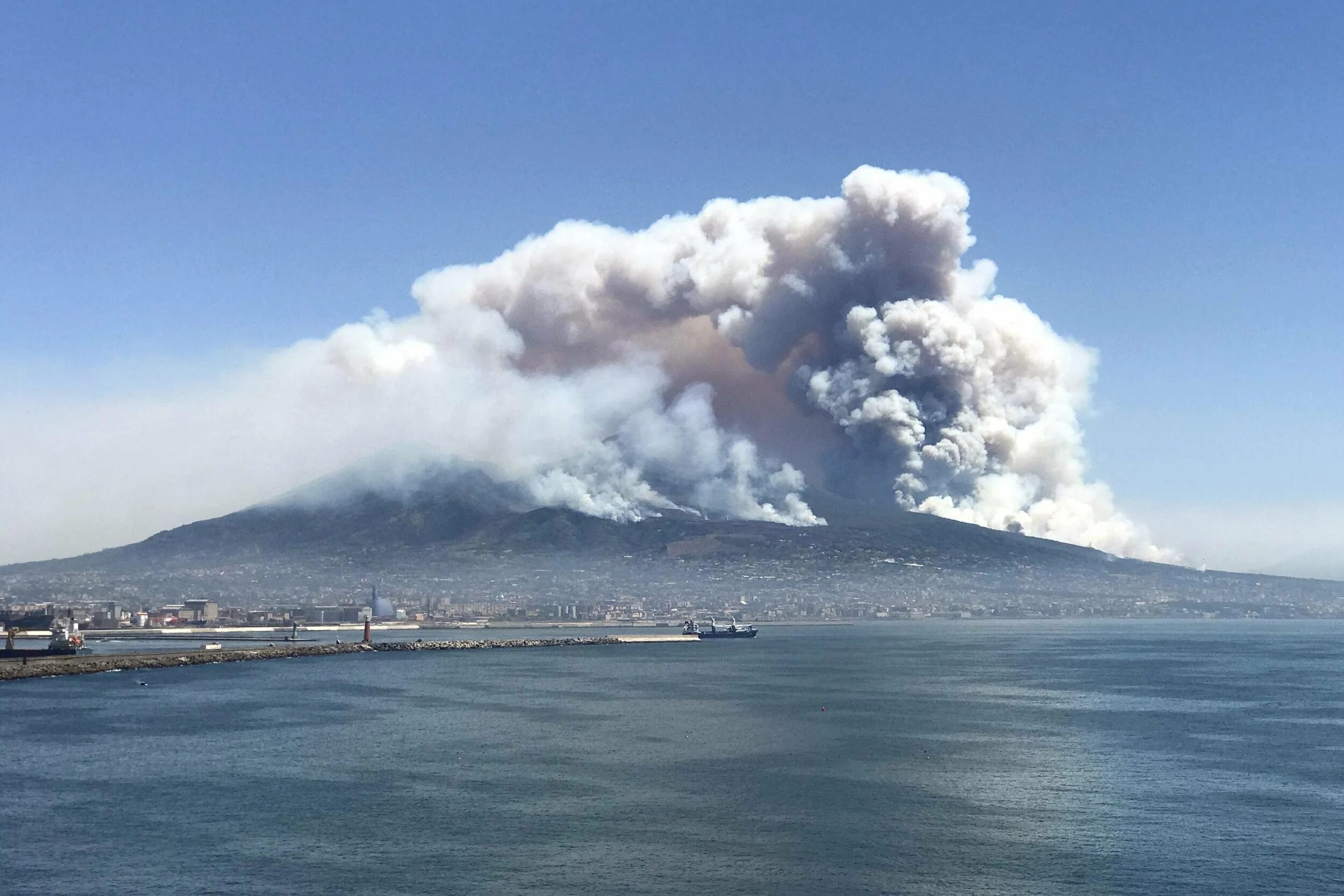 Mt vesuvius. Вулкан Везувий в Италии. Гора Везувий Италия. Гора Везувий Неаполь. Неаполь вулкан Везувий.