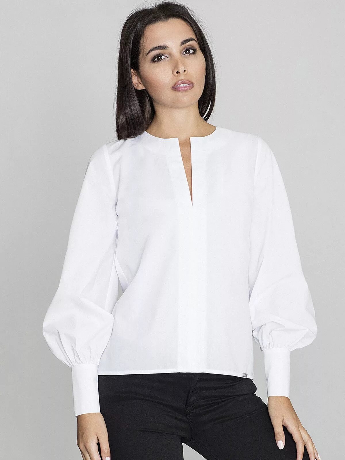 Женщина в блузке. White blouse old manman. Белая блузка. Белая укороченная блузка. Блуза белая.