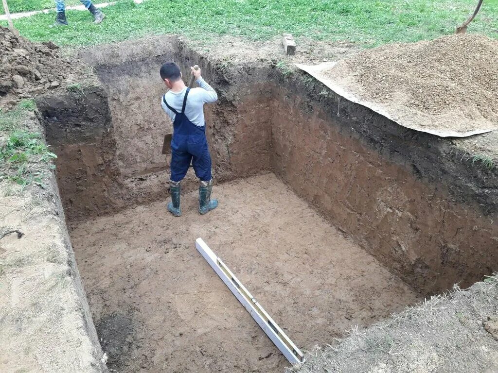 копка котлована. копка ямы под септик. выкопанная яма. яма в земле. яма для дачного туалета.