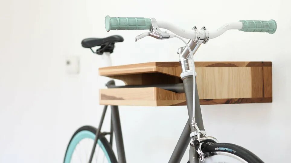 Велосипеды стен купить. Держатель для велосипеда. Деревянный держатель для велосипеда. Полка для велосипеда. Полка держатель для велосипеда.
