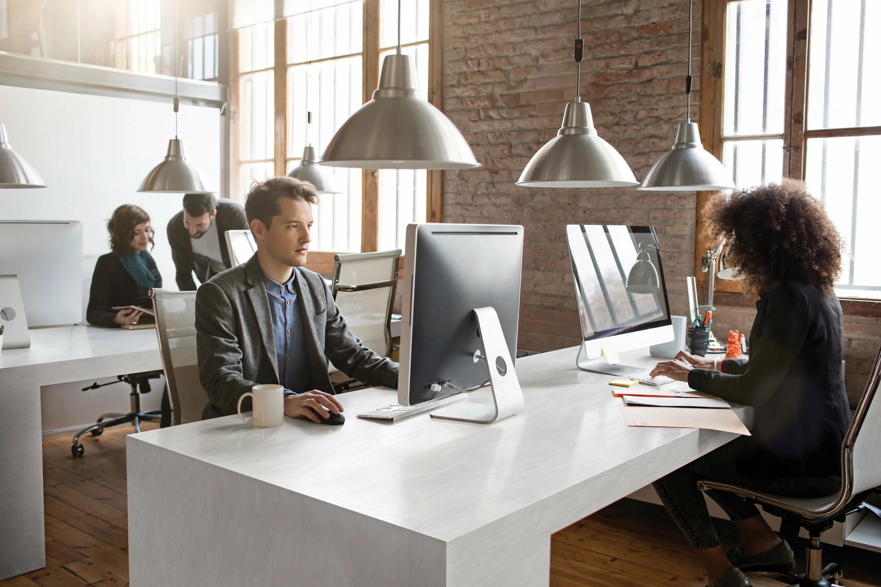 Office eng. Офис с сотрудниками. Лук вуд офис проджект подиум. Офис skyeng в москве. Комфортное рабочее место.