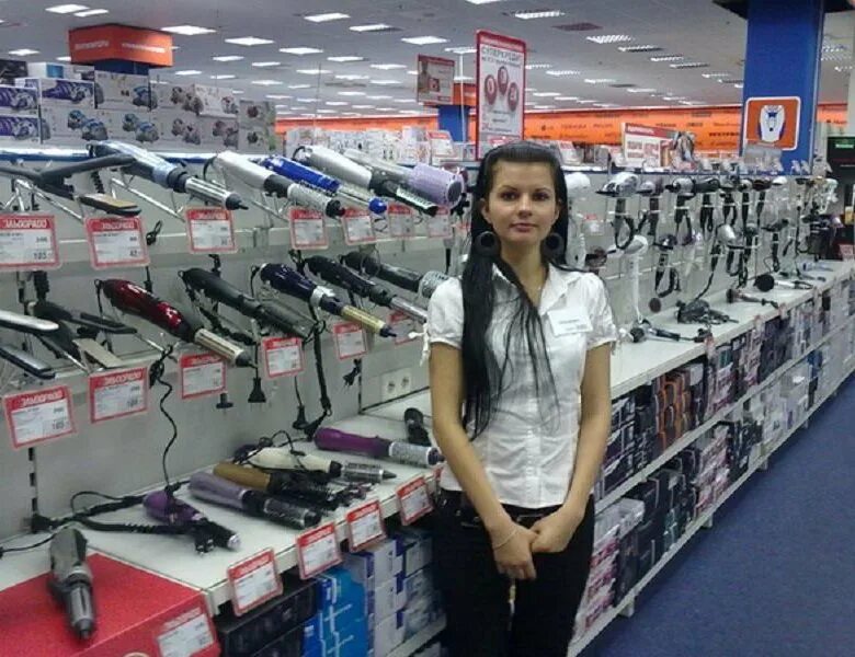Услуги магазина бытовой техники. Сотрудник магазина техники. Продавец консультант в магазине техники. Магазин автозапчастей продавец. Продавец девушка в магазин техники.