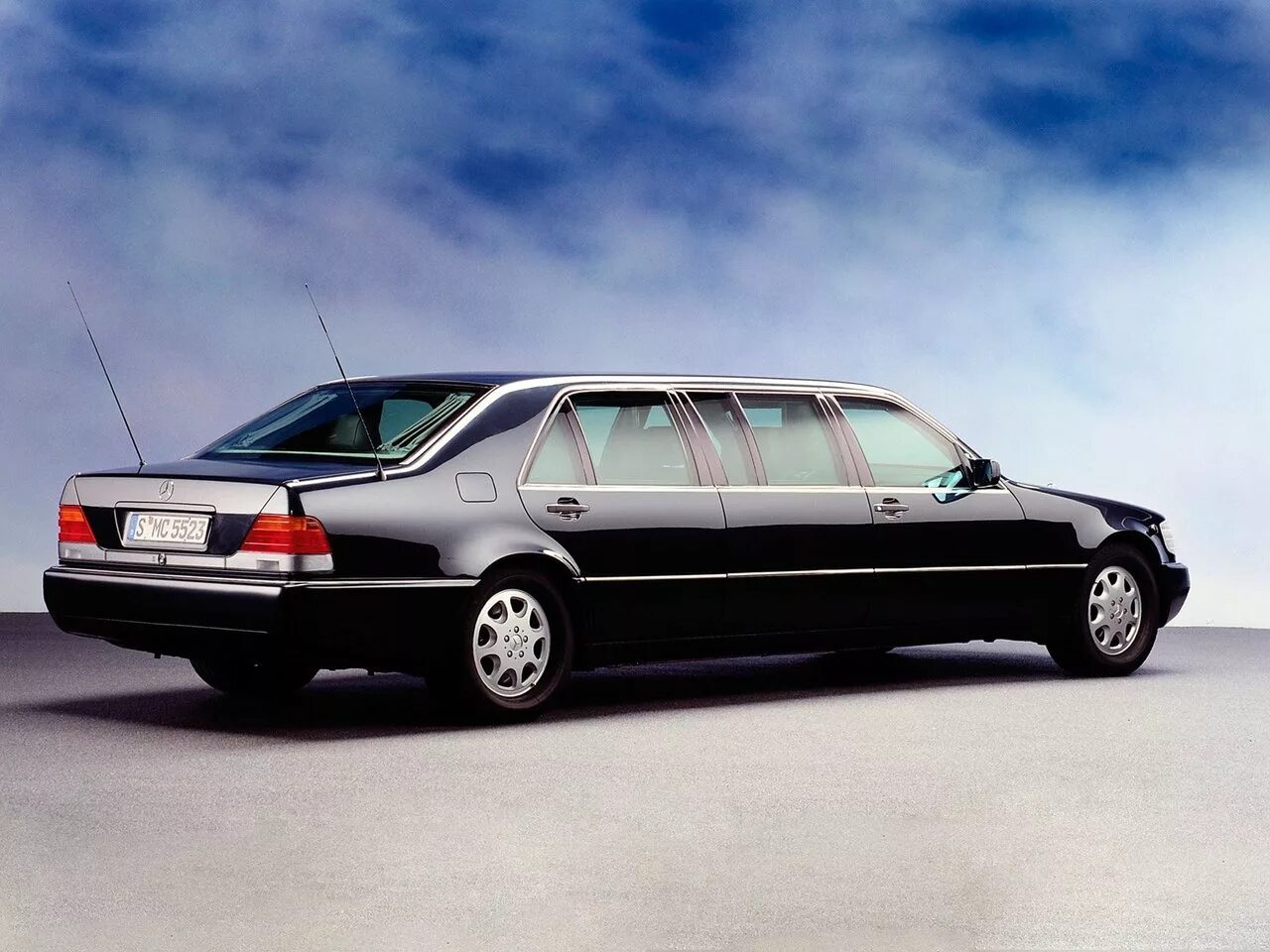 W140 характеристики. Mercedes s600 w140 Pullman. Mercedes w140 Pullman. Mercedes Benz w140 s600. Мерседес w140 s600.