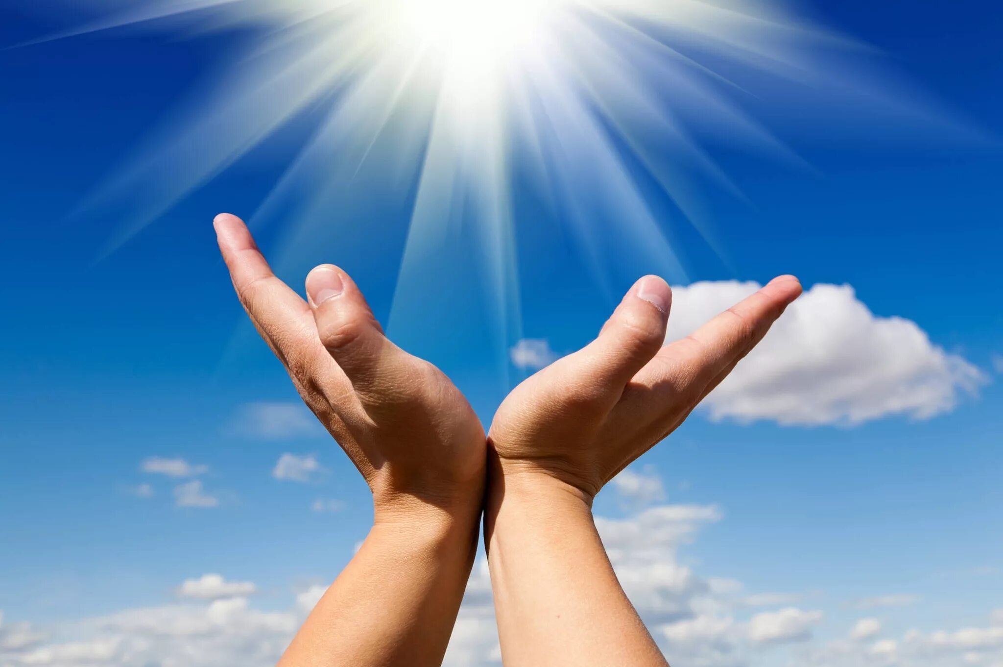 Исцеление верой. Солнце в руках. Небо на ладони. Руки к небу. Руки на фоне неба.