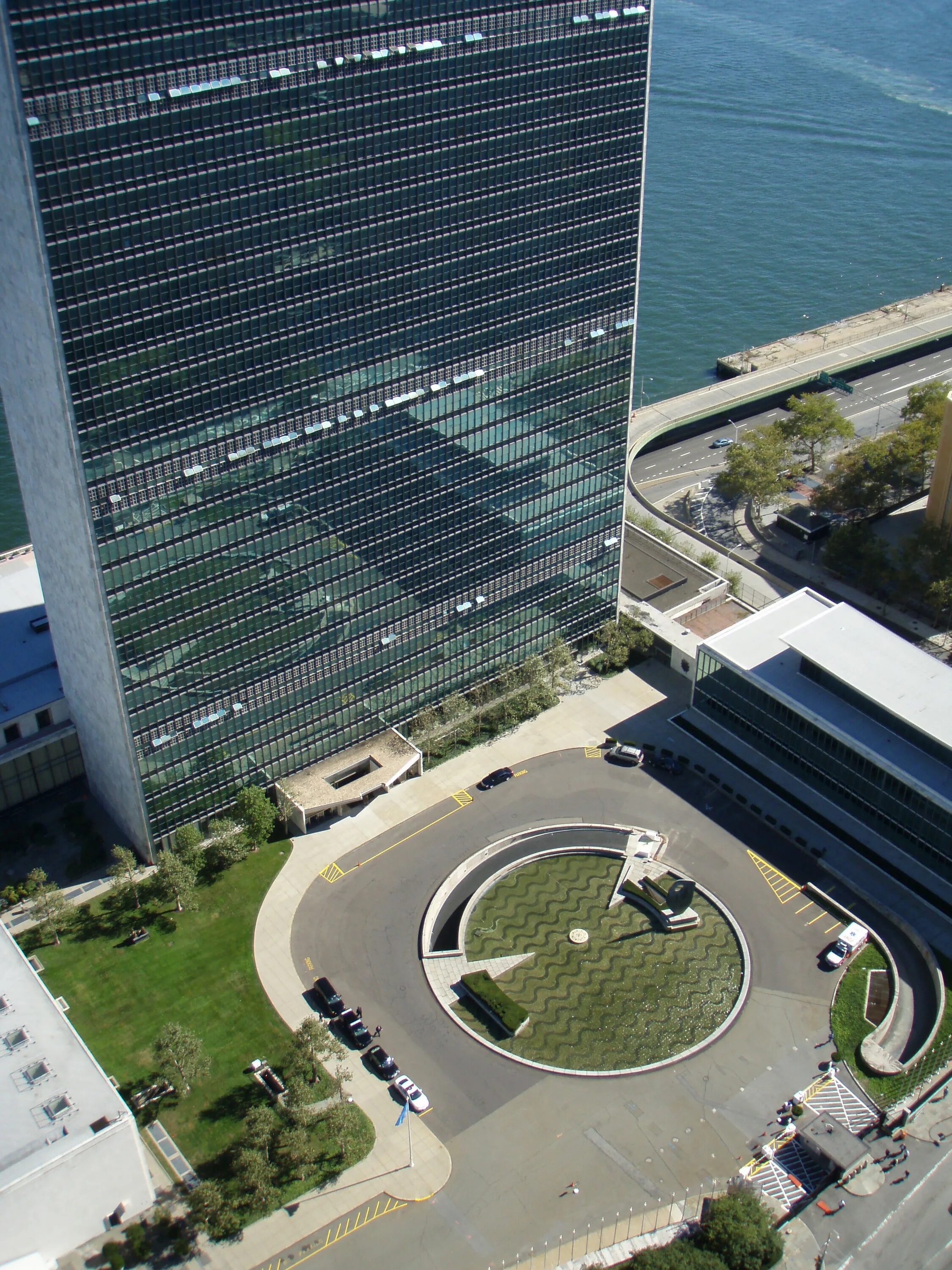Центр оон. Офис ООН В Нью-Йорке. Штаб квартира ООН. Здание ООН В Нью-Йорке. Здание ООН В Нью-Йорке архитектура.