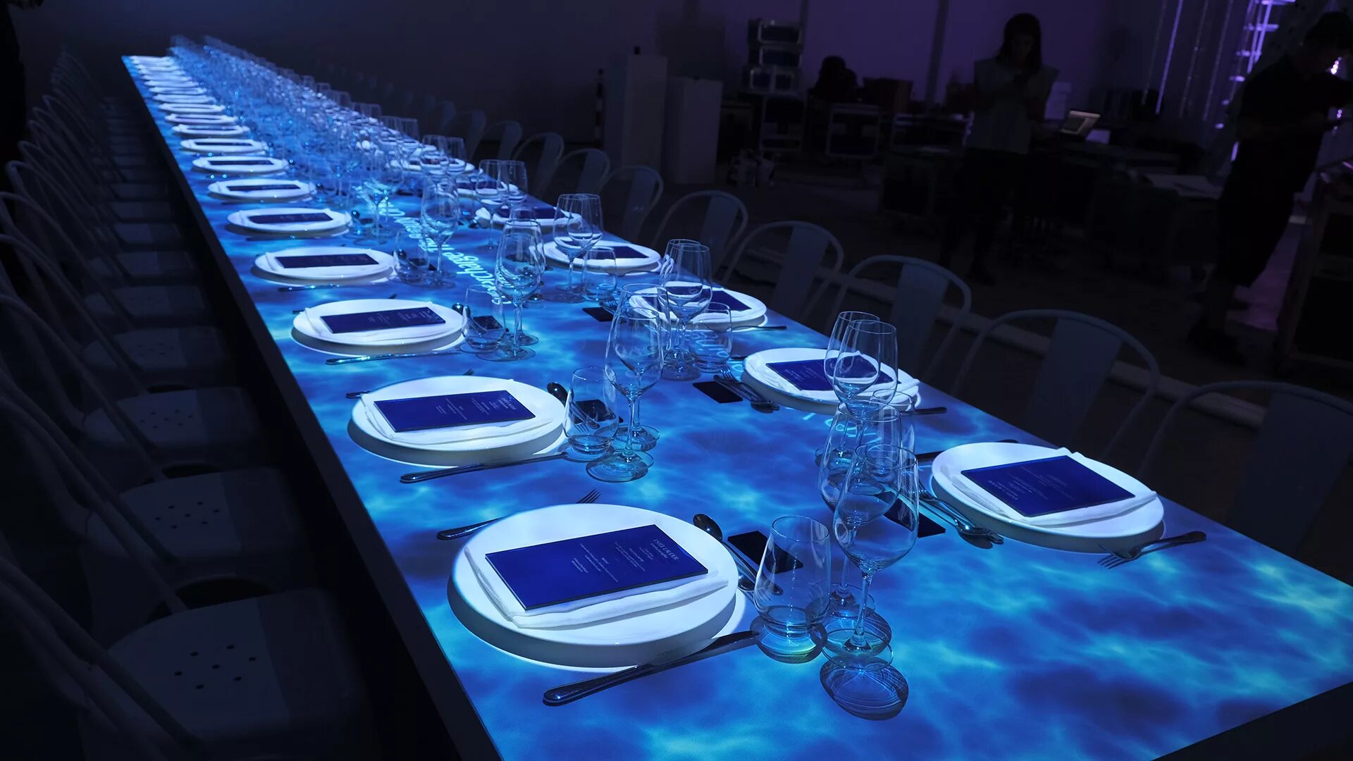 Mapping table. Стол с 3д проекцией. 3d mapping на стол банкет. 3d мэппинг на столах банкет. ресторан во франции с 3d проекцией.