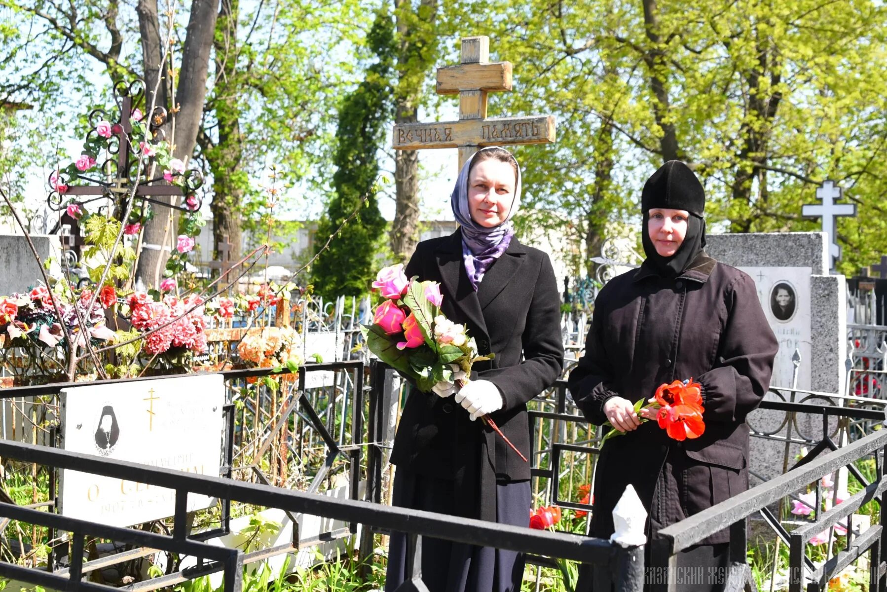 Радоница в мае. Панихида на кладбище на Радоницу. Радоница на кладбище. Встреча на кладбище. Кладбище на Радоницу.