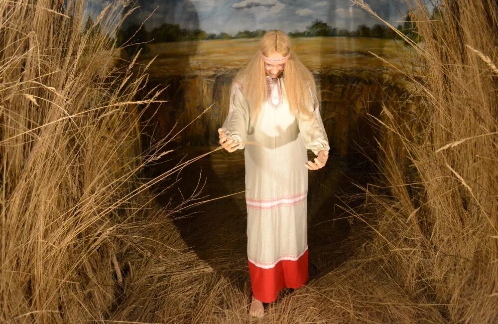 Полудню лиц. Полудню лиц. Славянская мифология полудница полуденница. Полуночница и полуденница. Венок из трав на девушке.