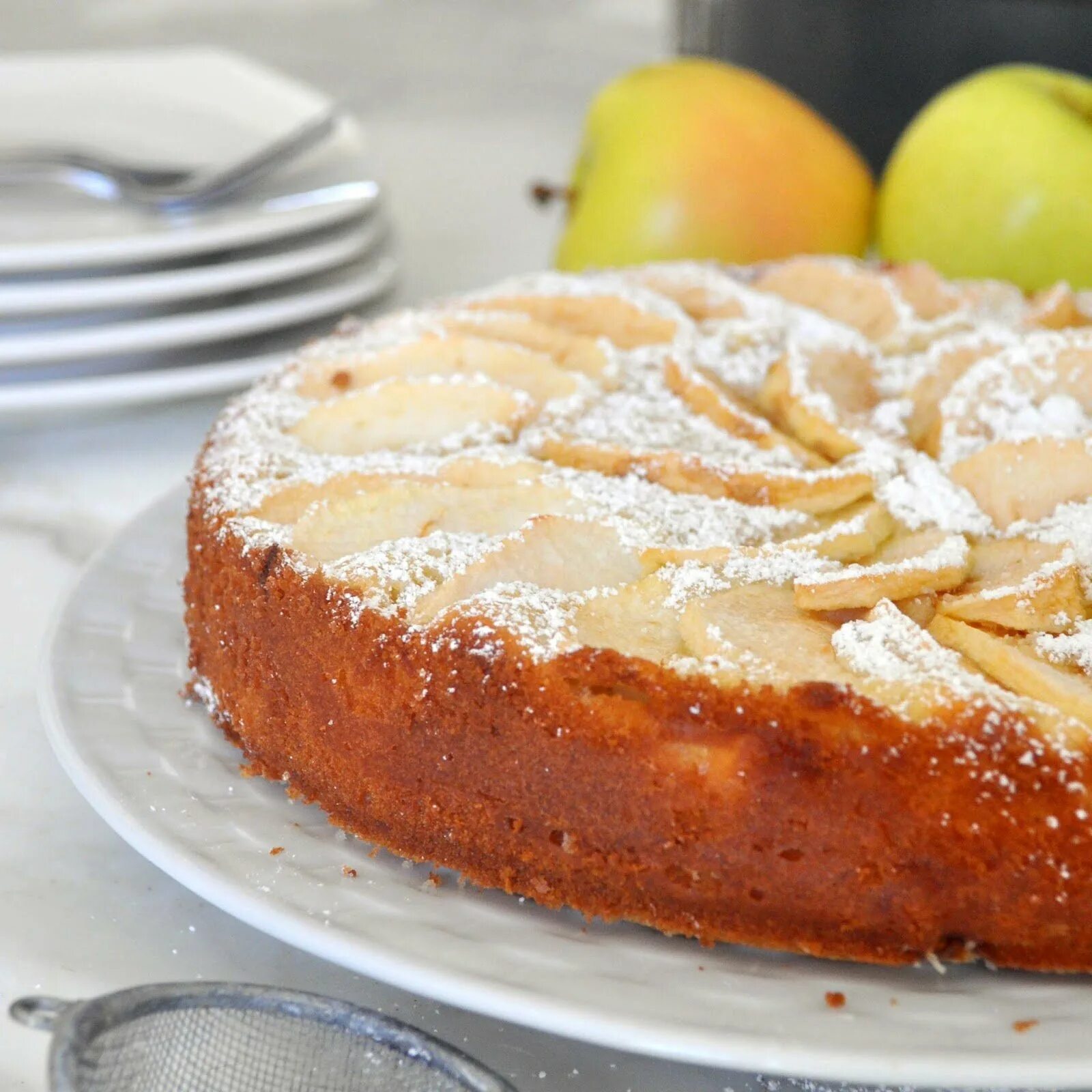 Шарлотка с яблоками. Шарлотка с яблоками классическая. Заливной яблочный пирог. Украсить шарлотку.