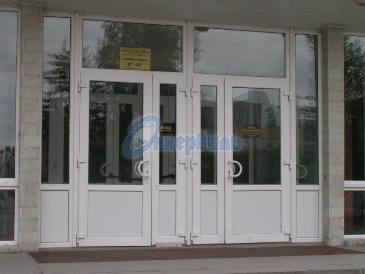 Дверь пвх входная 1300х2100 пв. Пластиковая дверь в школу. Пластиковая стеклянная дверь. Пластиковые двери входные. Пластиковые двери в школе.
