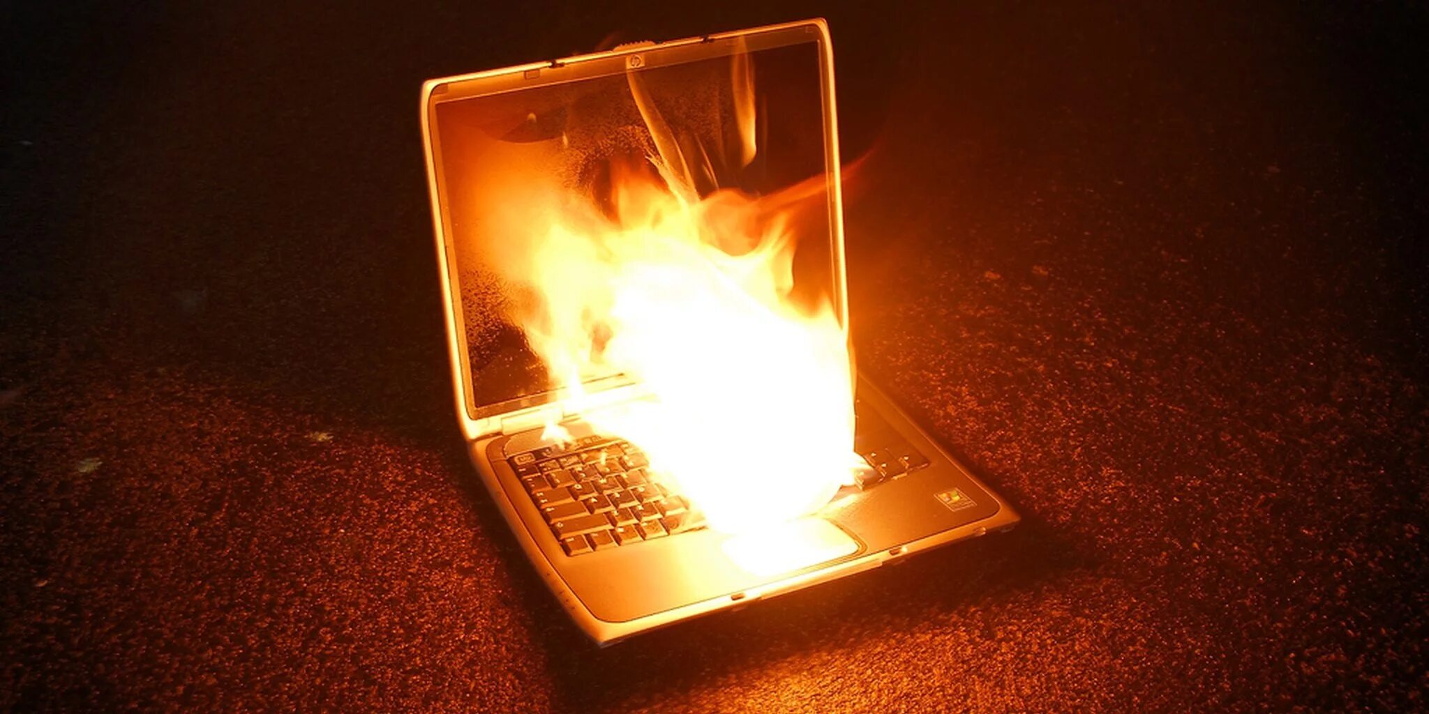 Сгоревший пк. Горящий ноутбук. Ноут горит. Сгоревший ноутбук. Расплавленный ноутбук.
