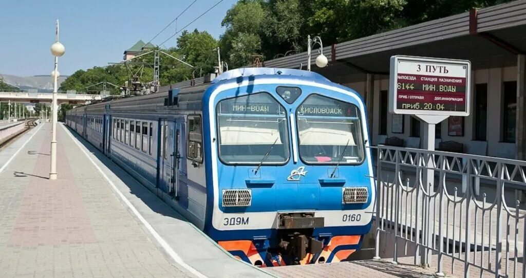 Минеральные воды пятигорск электричка. Электропоезд кисловодск минеральные воды. Вл10 127 сочи. Ласточка кисловодск минеральные воды. Электричка пятигорск кисловодск пятигорск.