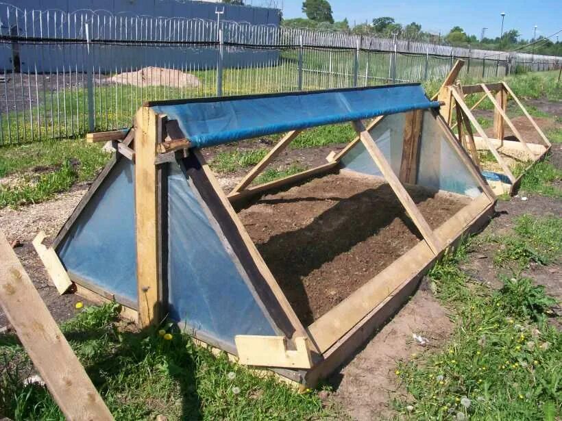 Деревянная теплица. Как сделать парник из досок. Огуречник парник. Как сделать парник из досок. Парник из досок.