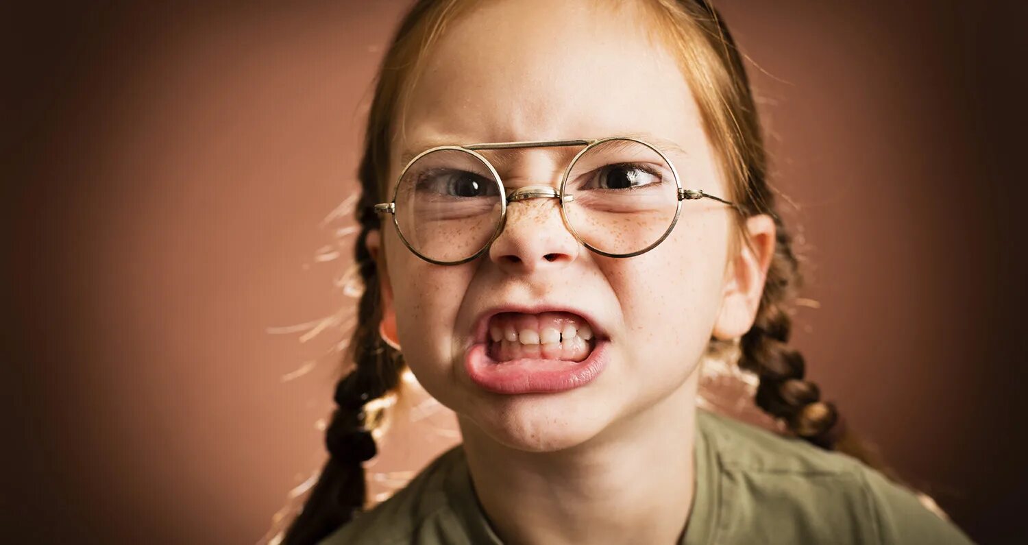 Лицо злой девочки. Агрессивная девушка. Офигеваю от происходящего. Сердитая девочка. Татьяна ведищева.