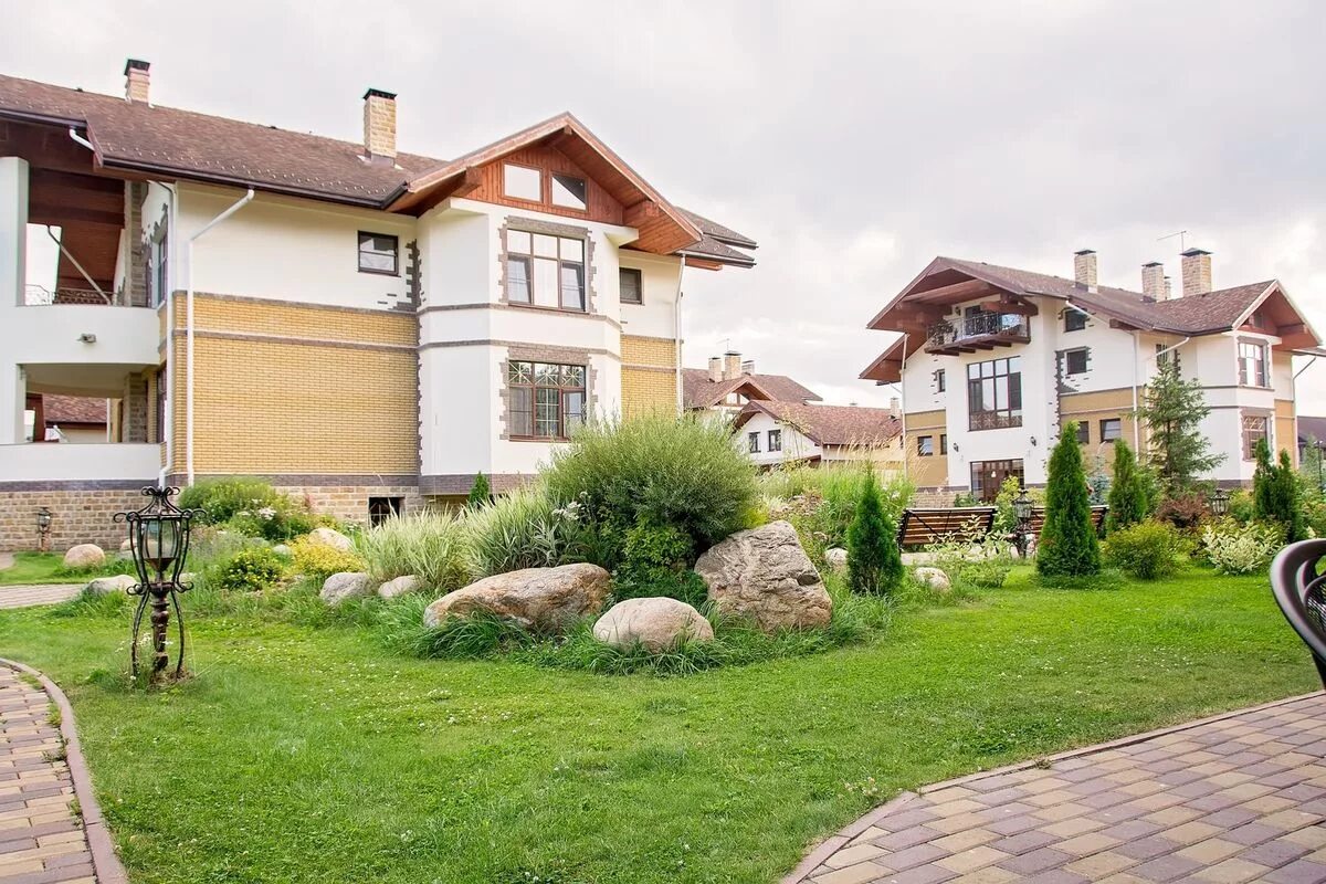 Алматы особняки. Алматы аренда коттеджи. Красивый дом казахстане. Коттеджи в казахстане. Алматы аренда коттеджи.