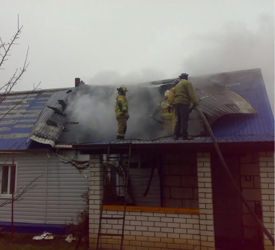 Погорела крыша. Горело кафе на шмидта. Выгоревшая кровля. Горит крыша дома. К чему снится горит крыша дома.