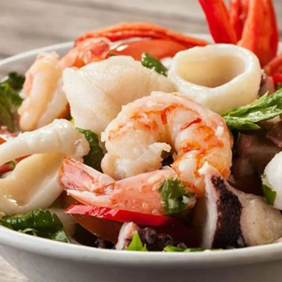 Морепродукты грибы. Shrimp креветки и кальмар. Кальмар морепродукт. Блюдо с креветками и кальмарами. Блюда из креветок и кальмаров.