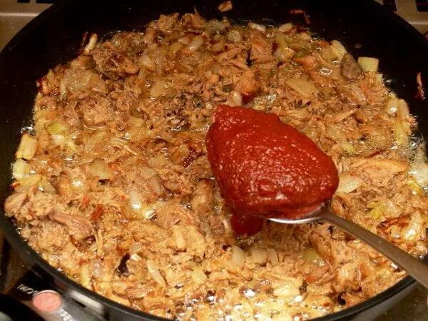 Как пожарить тушенку на сковороде. Макароны по-флотски с тушенкой на сковороде с томатной пастой. макароны с тушёнкой на сковороде с томатной пастой. макароны с тушёнкой на сковороде с луком и морковью. рожки с тушенкой на сковороде с луком и морковью.