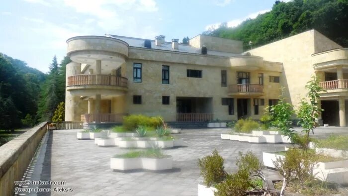 Дача горбачевых архыз. Горбачев коль встреча в архызе. Дача горбачева в архызе. Горбачев архыз. Встреча михаила горбачева и гельмута коля в архызе.