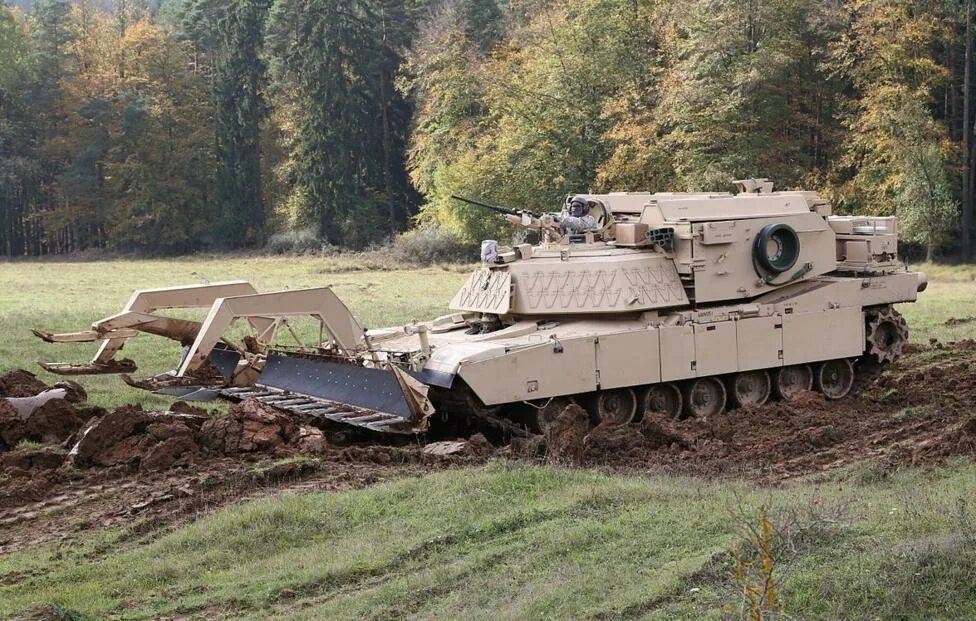 M1150 assault breacher. Машина разминирования m1 assault breacher vehicle. M1150 машина разминирования. Инженерная машина m1150 abv. Штурмовая машина разминирования m1150.