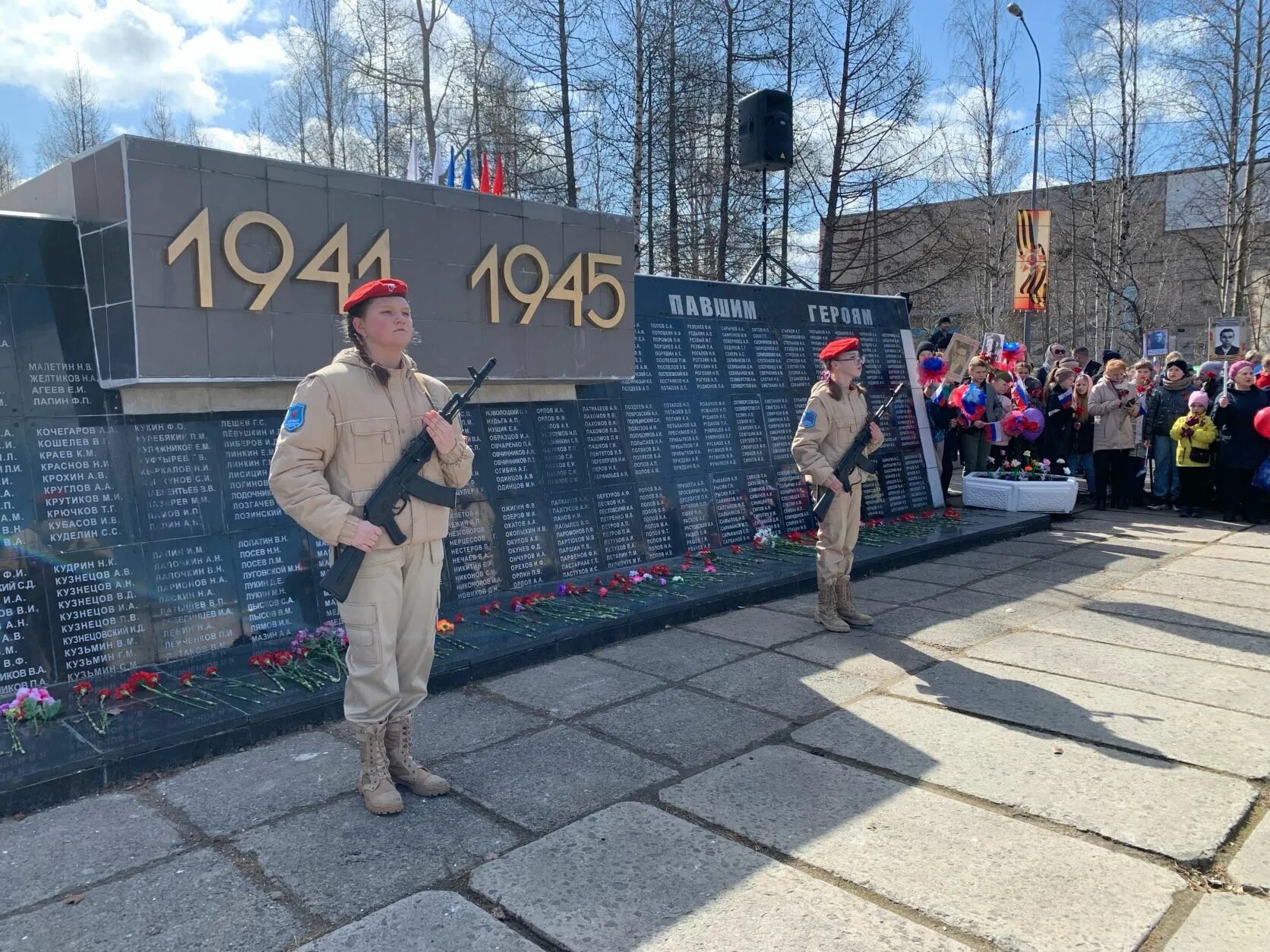 Архангельск день Победы. 9 Мая в Архангельске 2022. 9 Мая площадь. Памятник жителям военного Архангельска.